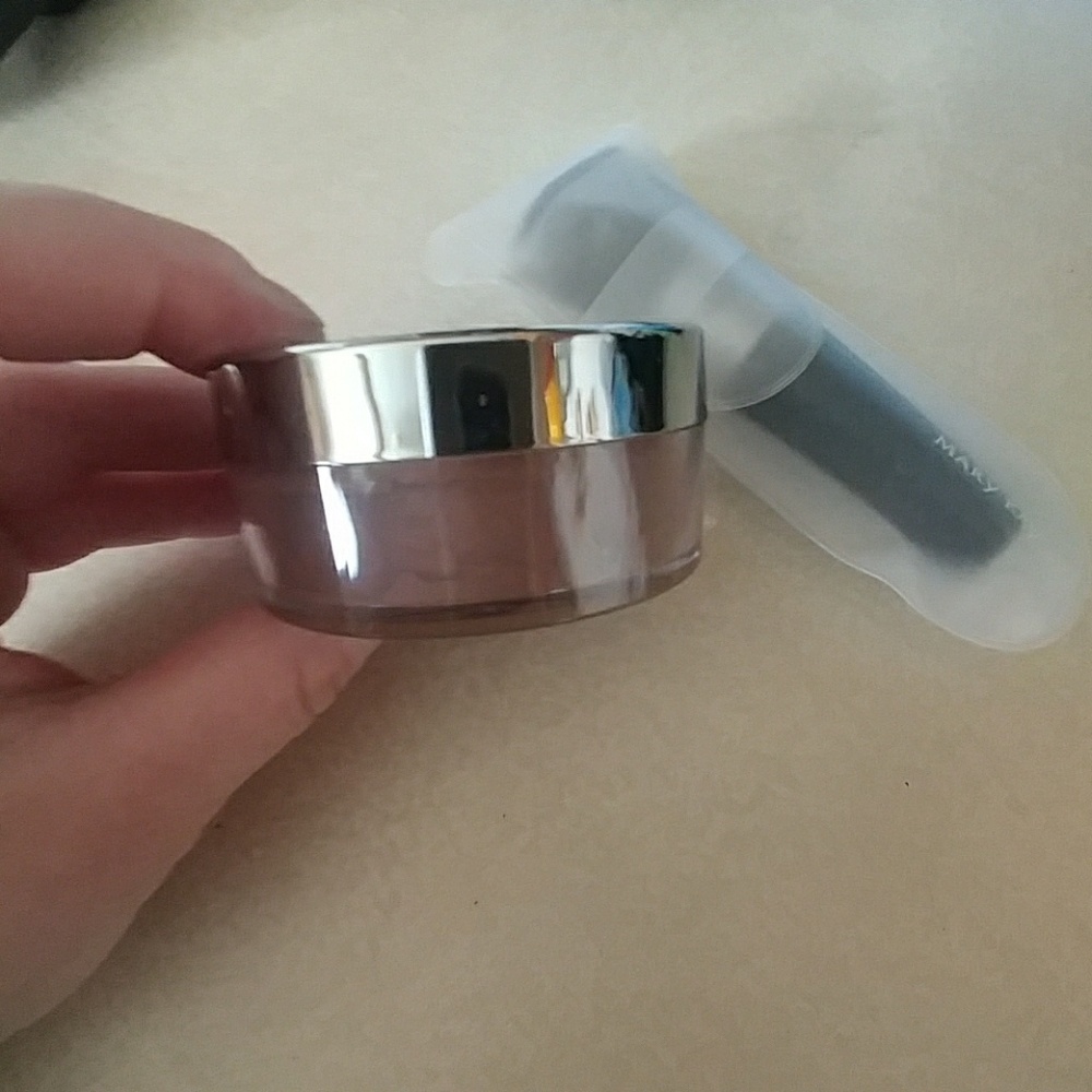 Mary Kay Mineral powder Foundation w/brush